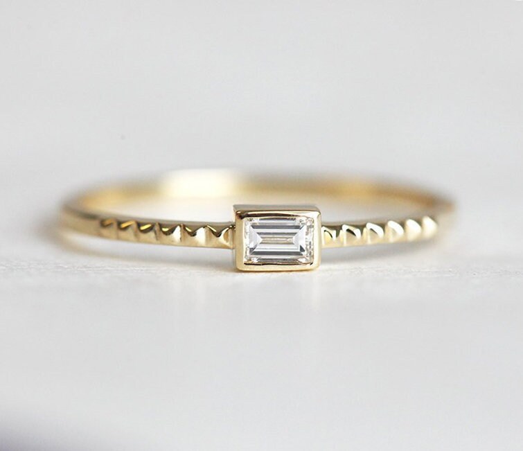 Zarter Baguette Diamant Ring Gelbgold Band, Strukturierter Goldring von threelayers