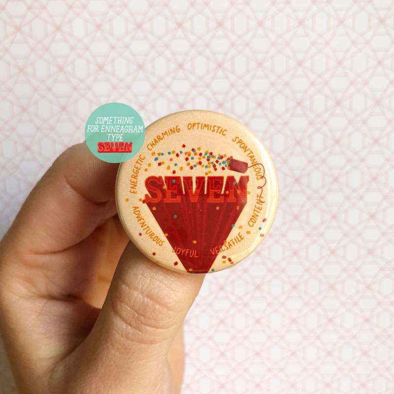 Enneagramm Seven Button | Ermutigung Geschenk Selbstliebe Selbstpflege Achtsamkeit Enneagramm Seven Button | Ermutigung Geschenk Selbstliebe Selbstpflege Achtsamkeit von threeletterbirds