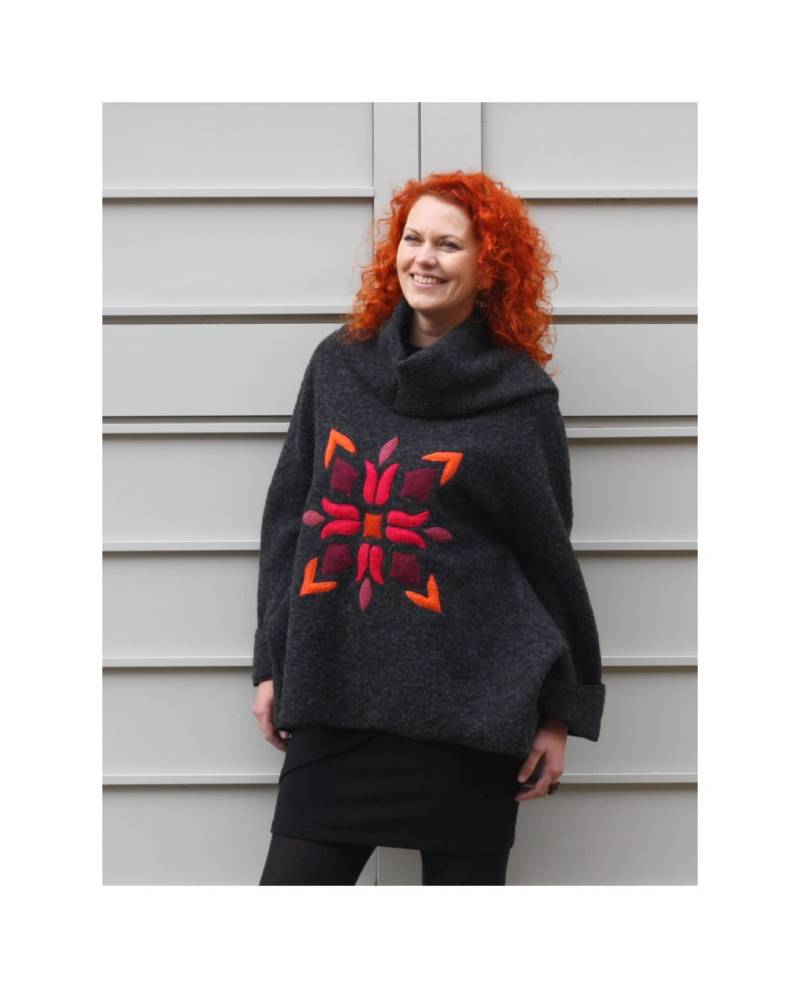 Dunkelgrauer Poncho Mit Schal Verziertes Mandala-Motiv Dunkelgrauer Poncho Mit Schal Verziertes Mandala-Motiv von tiamebytimea