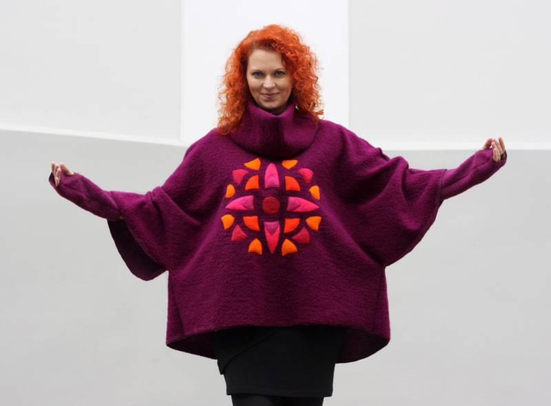 Lila Poncho Mit Kutte Verziert Mandala-Motiv | Mit Stulpen Und Einem Anstecker Lila Poncho Mit Kutte Verziert Mandala-Motiv | Mit Stulpen Und Einem Anstecker von tiamebytimea