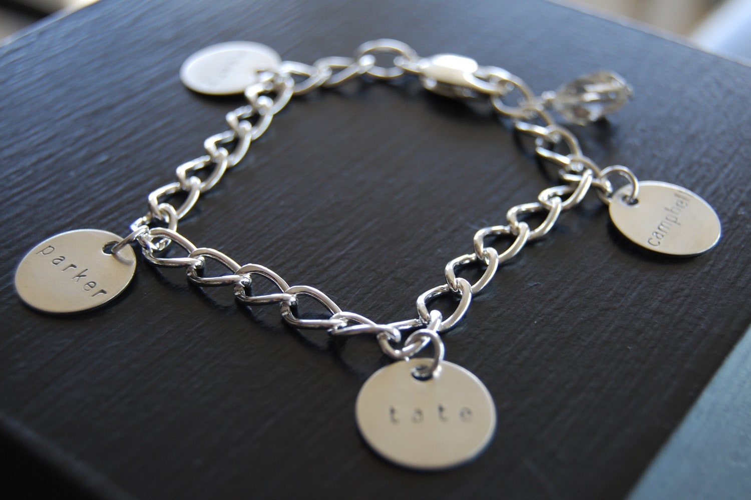 Charm Armband An Gezeichneter Kabelkette Mit Kristall Charm Armband An Gezeichneter Kabelkette Mit Kristall von tianam