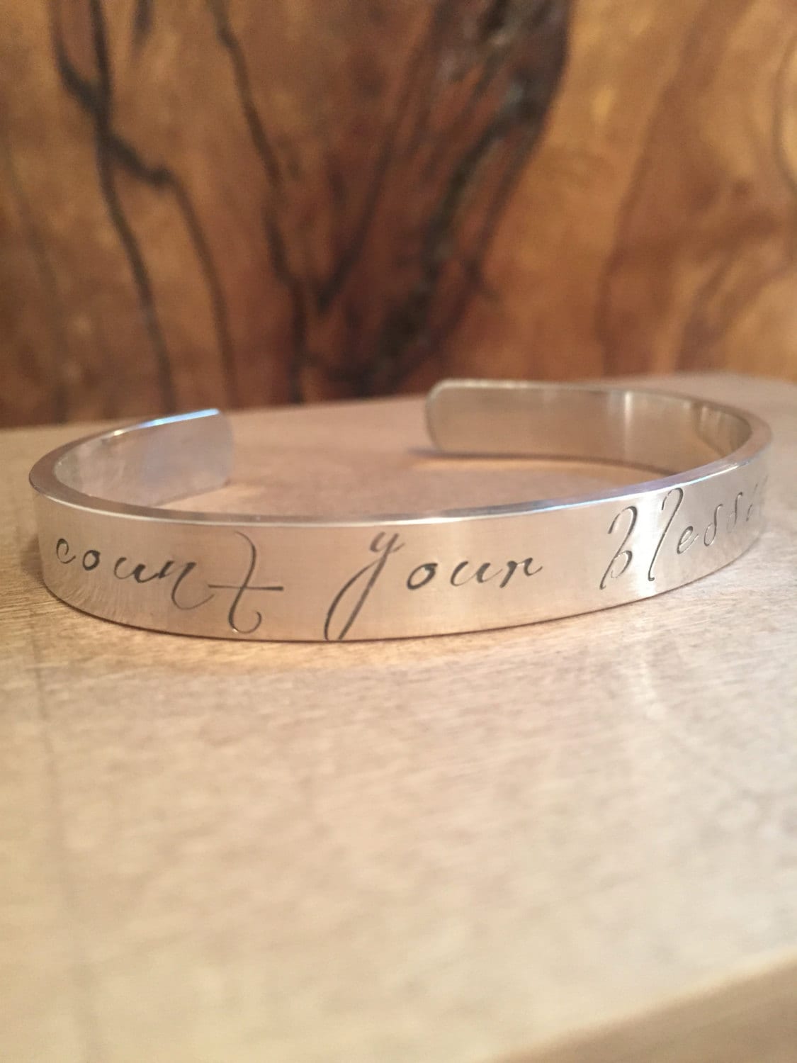Count Your Blessings Breites Manschettenarmband - Ausgefallene Schrift Count Your Blessings Breites Manschettenarmband - Ausgefallene Schrift von tianam