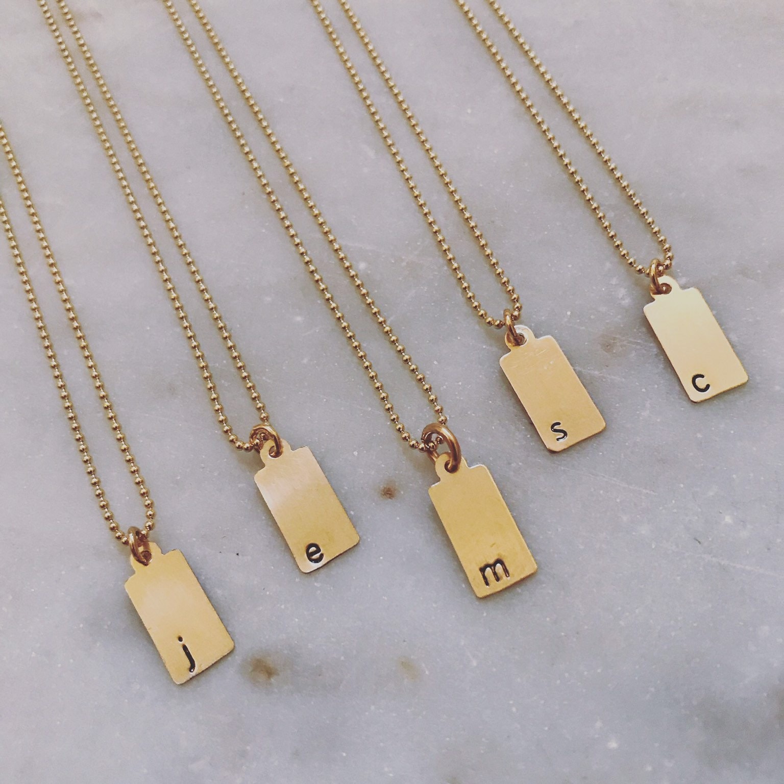Gold Initial Tag Halskette An Kugelkette Gold Initial Tag Halskette An Kugelkette von tianam