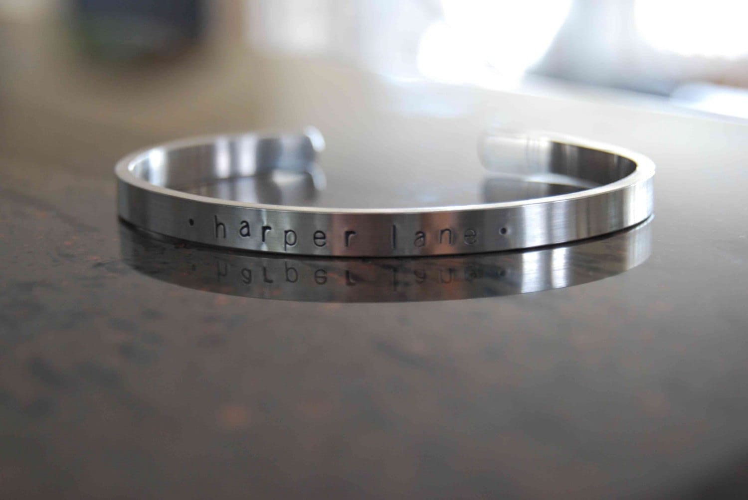 Personalisierte Skinny Manschette Mit Kleinbuchstaben Personalisierte Skinny Manschette Mit Kleinbuchstaben von tianam
