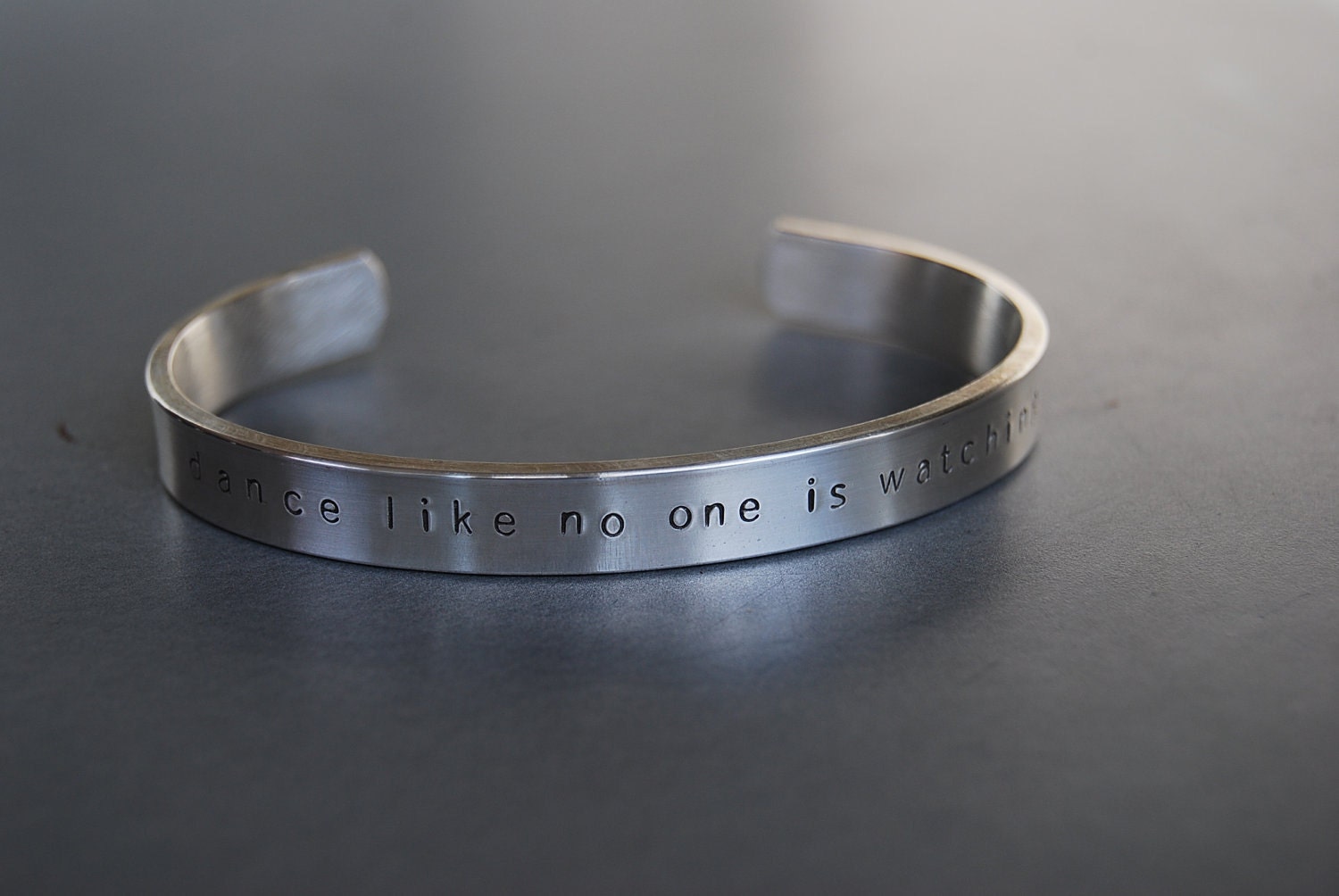 Tanz Wie Keiner Sieht - Breites Manschetten Armband Tanz Wie Keiner Sieht - Breites Manschetten Armband von tianam