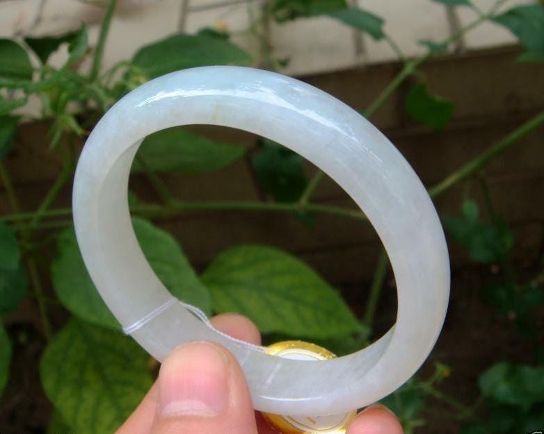 56 Mm(2.2 " Armreif Natürlicher Unbehandelter Grad A Eisiger Durchscheinender Jadeit D-Förmiger Handgemachter Geschnitzter Armreif-Edelstein von tiantianjadeite