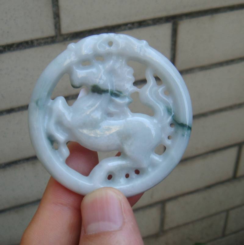 56 Mm Zertifizierte 100% Natürliche Unbehandelte Klasse A Typ Grüne Blume Blaue Jadeit Handgefertigte Geschnitzte Jade Pferdeanhänger Halskette 7609 von tiantianjadeite