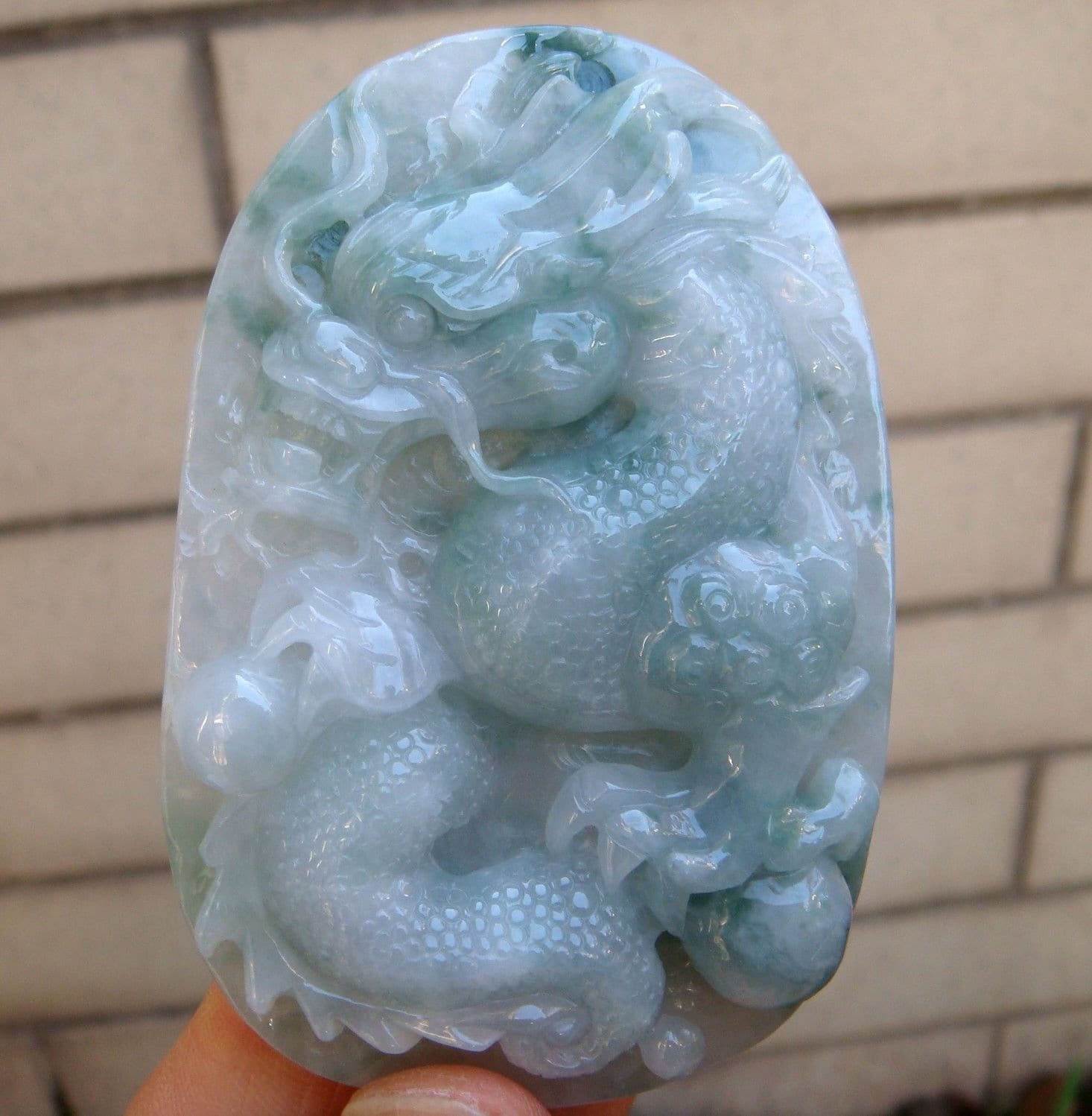 81 Mm Zertifiziert 100% Natürlich Unbehandelt Grad A Hellgrün Blau Eisigen Jadeit Smaragd Handgefertigte Geschnitzte Drachen Anhänger Halskette von tiantianjadeite