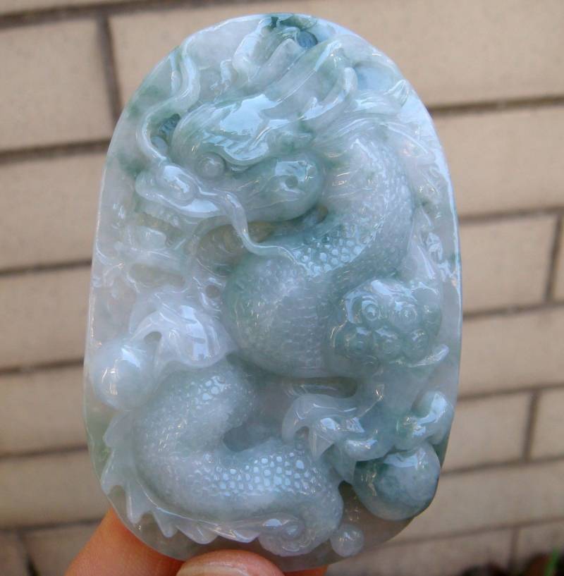 81 Mm Zertifiziert 100% Natürlich Unbehandelt Grad A Hellgrün Blau Eisigen Jadeit Smaragd Handgefertigte Geschnitzte Drachen Anhänger Halskette von tiantianjadeite