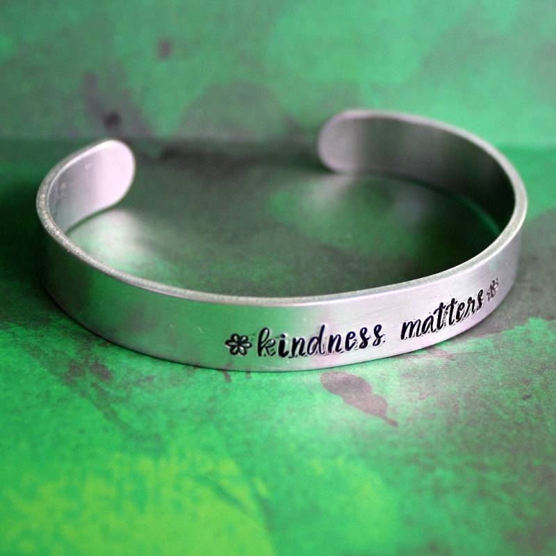 Freundlichkeit Angelegenheiten - Hand Gestempelt Armreif Nachricht Schmuck Freundlichkeit Angelegenheiten - Hand Gestempelt Armreif Nachricht Schmuck von ticklebean