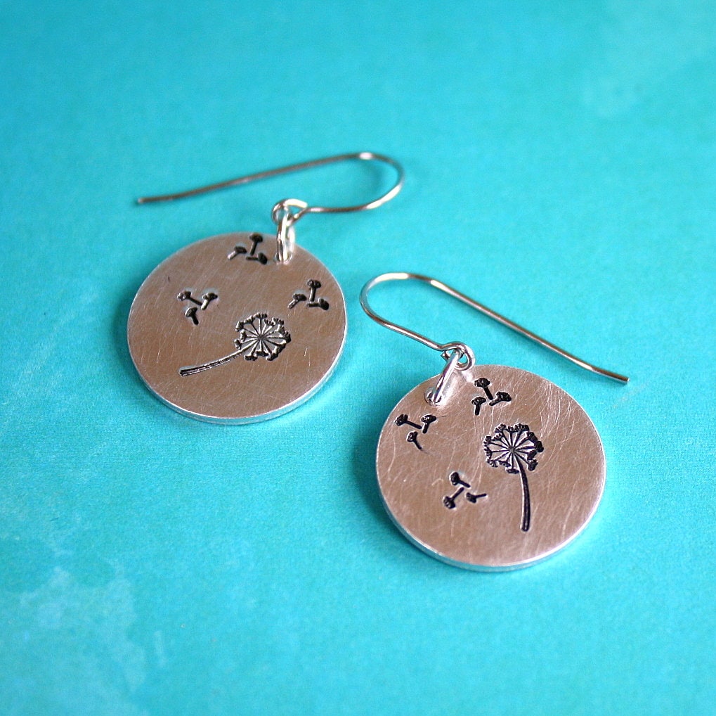 Pustezahn Ohrringe - Handgestempelter Schmuck Chirurgenstahl Aluminiumscheibe Pustezahn Ohrringe - Handgestempelter Schmuck Chirurgenstahl Aluminiumscheibe von ticklebean