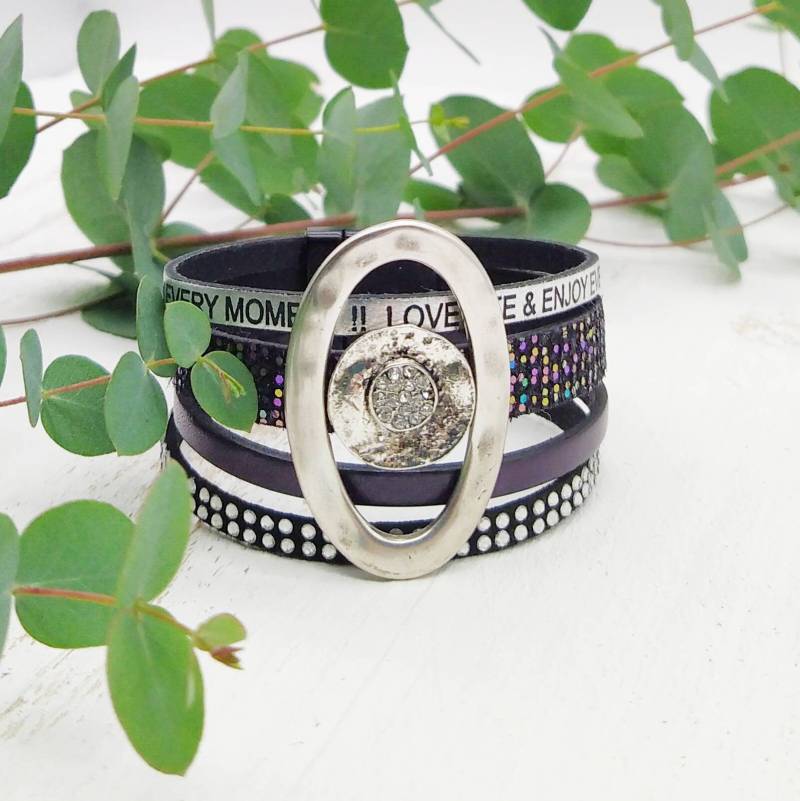 Armband Mit Großem Schmuckoval Und Glitzerslider Aus Unterschiedlichen Lederarten von tickodesign
