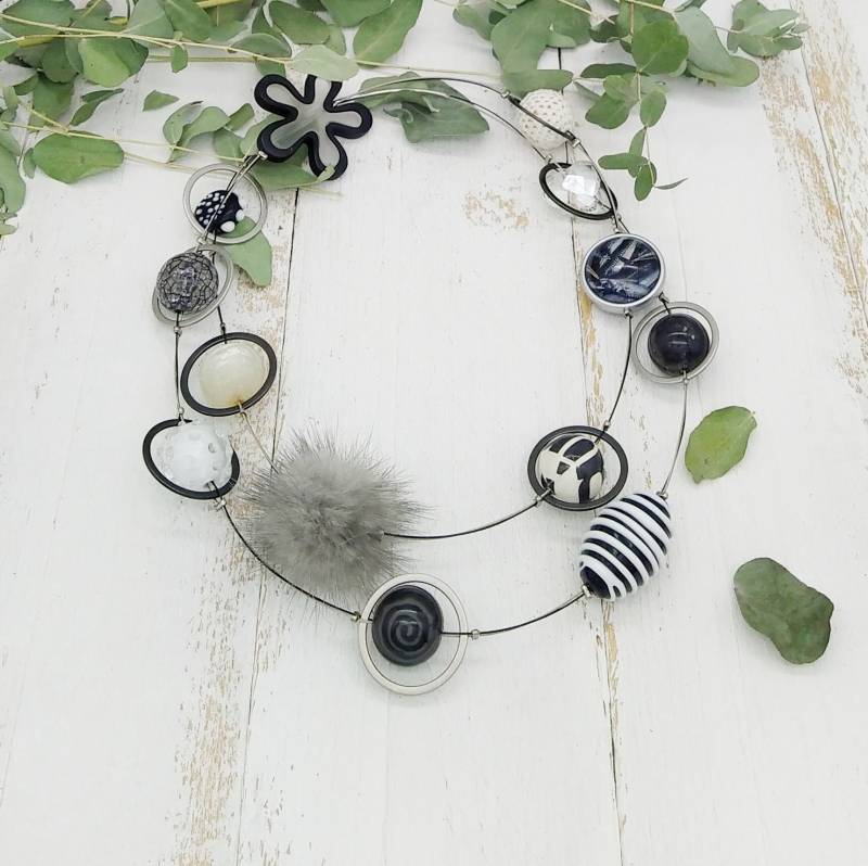 Auffällige, Lange Statement Kette Mit Muranoglas, Blume Und Puschel in Schwarz Weiß Grau von tickodesign