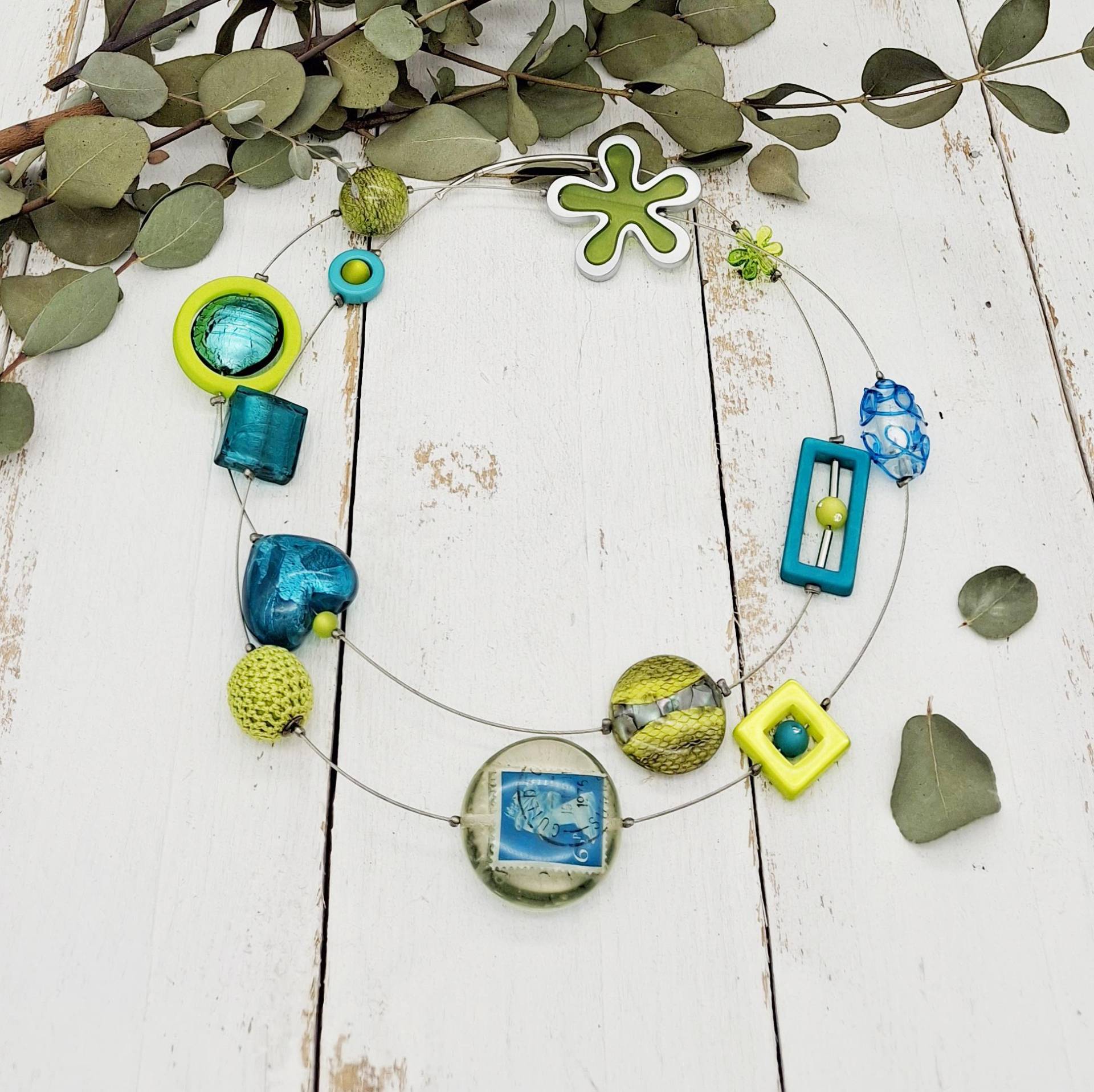 Auffällige, Lange Statement Kette Mit Muranoglas, Resinscheibe Und Großer Blume in Petrol Grün Auffällige, Lange Statement Kette Mit Muranoglas, Resinscheibe Und Großer Blume in Petrol Grün von tickodesign