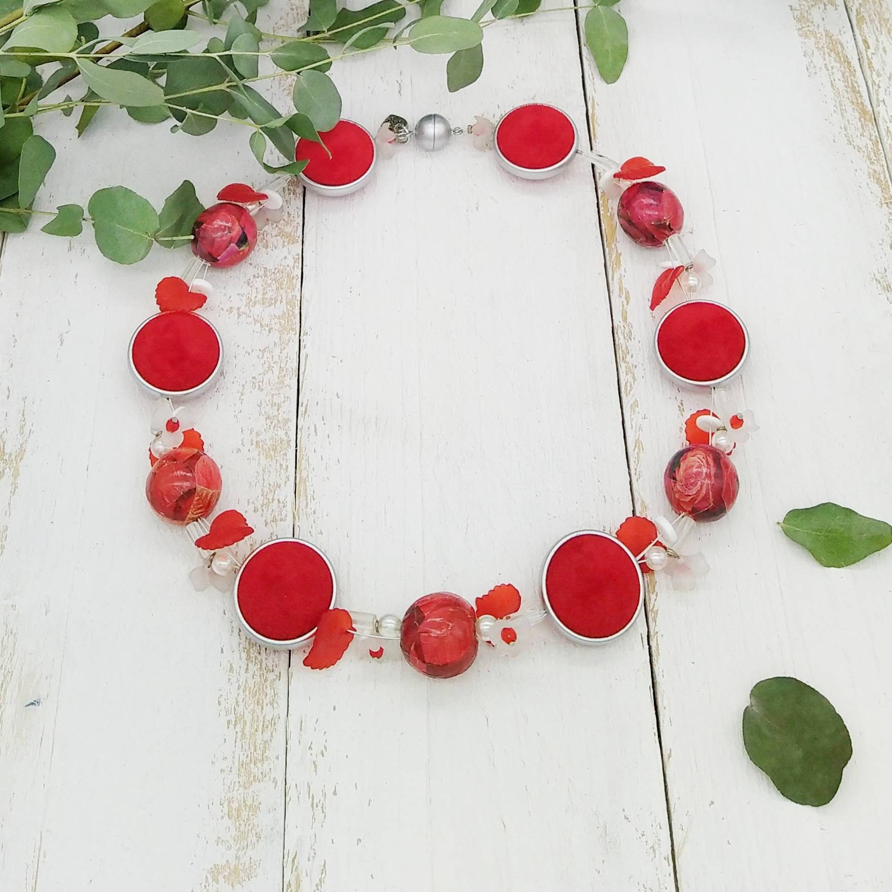 Auffällige Kette Mit Rosen Und Blättern von tickodesign