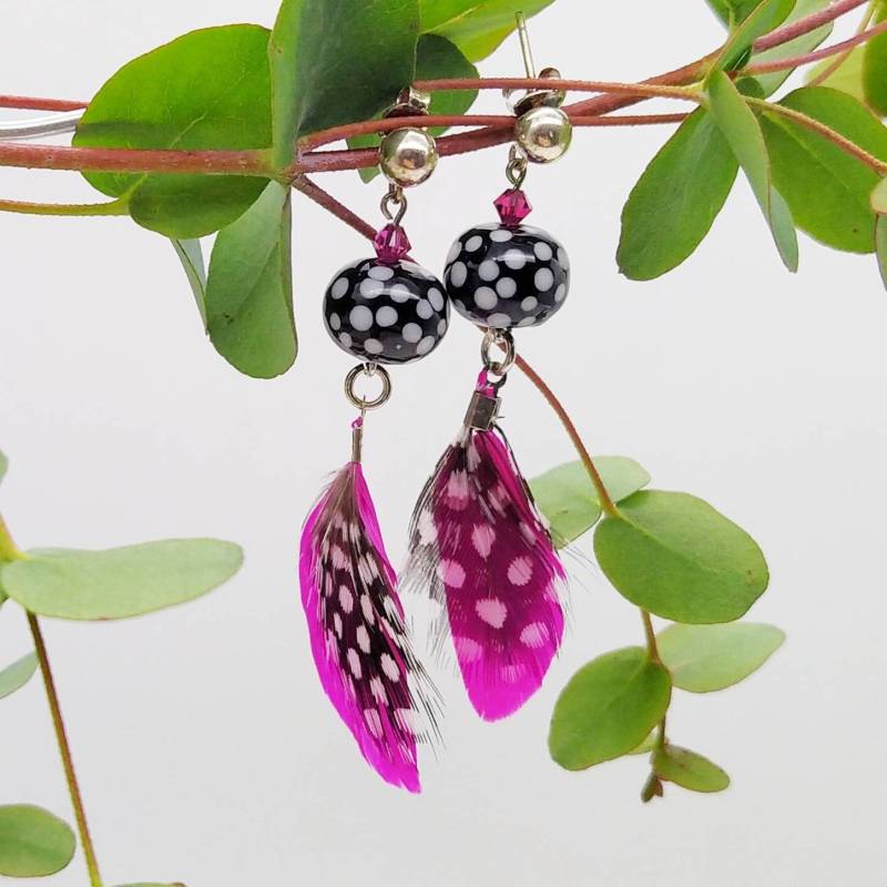 Auffällige Ohrringe Mit Federn Und Funkelnden Glaskristallen von tickodesign