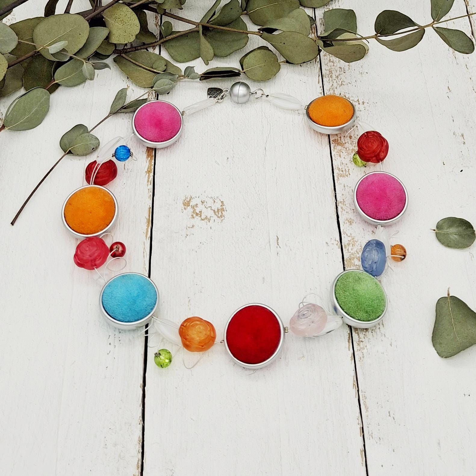 Auffällige Statement Kette in Regenbogenfarben von tickodesign