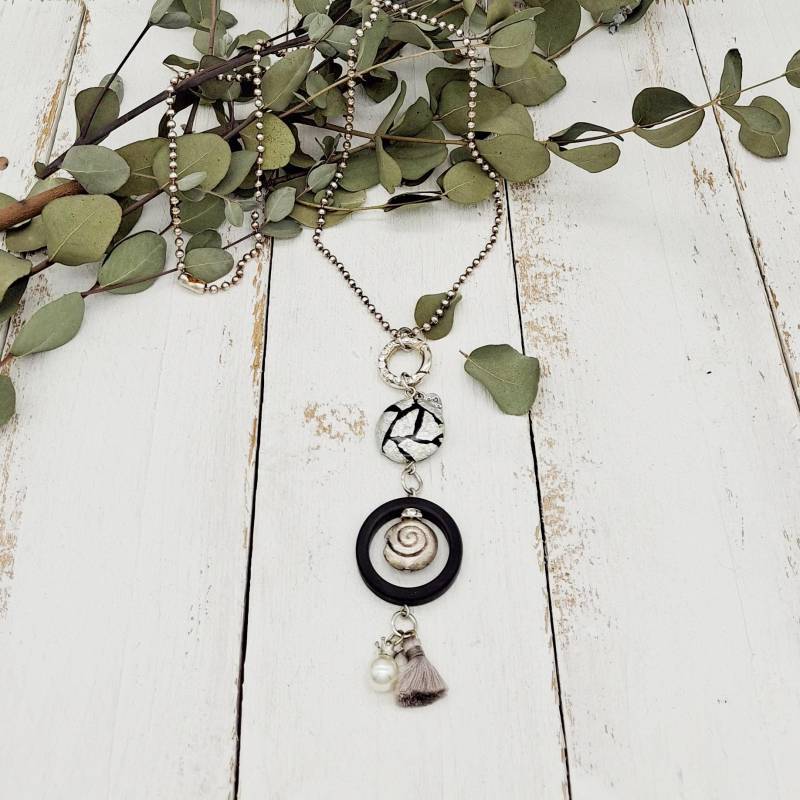 Edle Kette Mit Resin Und Sterlingsilber Schnecke in Neutralen Farben von tickodesign