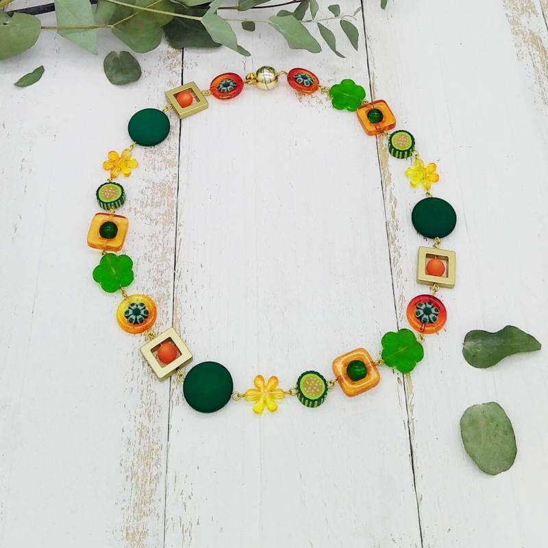 Elegante Kette Im Materialmix Mit Blümchen in Kontrastfarben von tickodesign