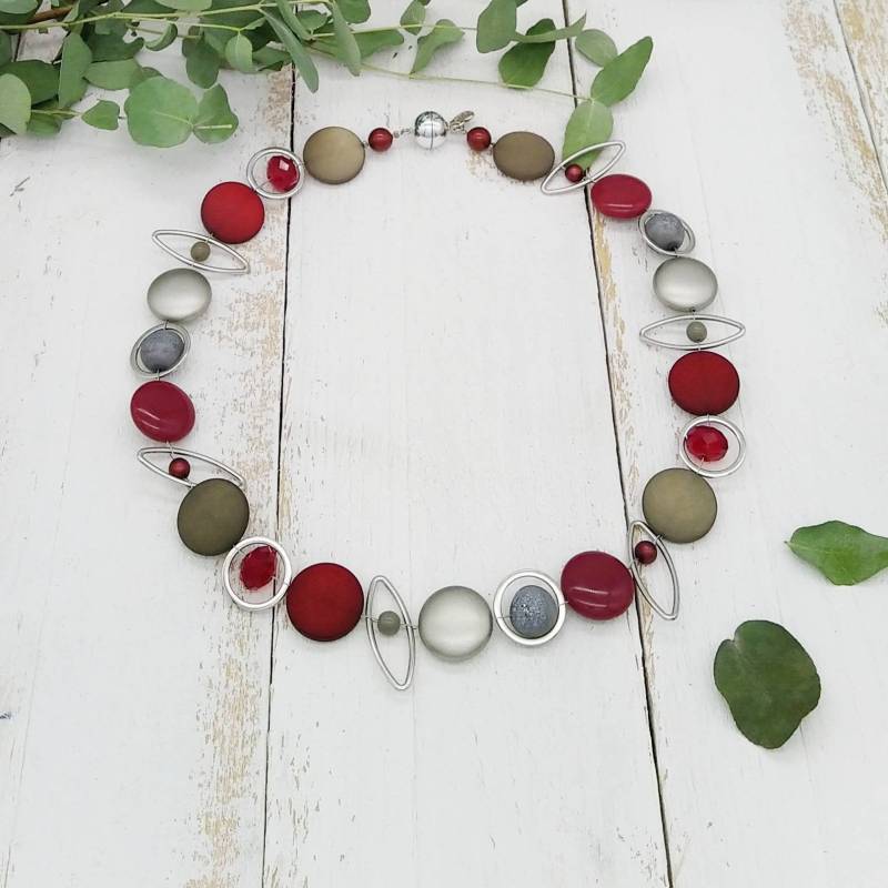 Elegante Kette Mit Metallelementen Und Polaris von tickodesign