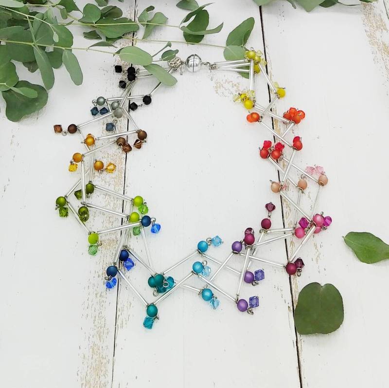 Elegante Kette in Regenbogenfarben Mit Polarissperlen Und Funkelnden Glaskristallen von tickodesign