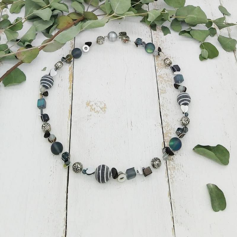 Elegante Statement Kette Mit Hornperlen, Perlmutt Und Glaselementen von tickodesign