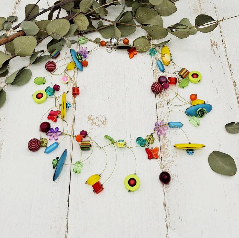 Extravagante, Kunterbunte Statement Kette Mit Blümchen, Schmetterlingen Und Polarisperlen von tickodesign