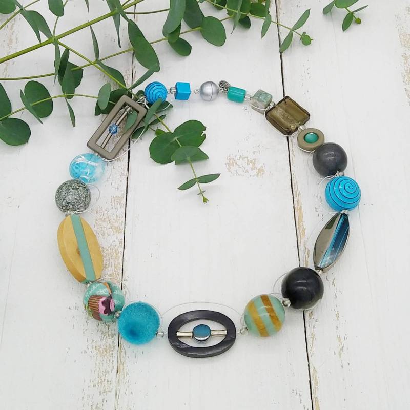 Extravagante Kette Mit Drahtschlingen Im Materialmix von tickodesign