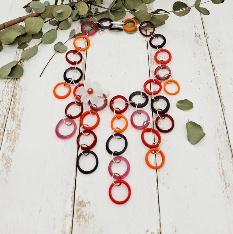 Extravagante Statement Kette Aus Glasringen in Zwei Farbvarianten von tickodesign