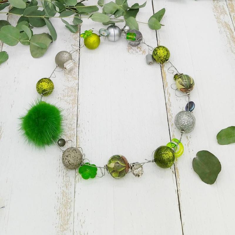 Extravagante Statement Kette Grün Grau Mit Pappmachékugeln, Puschel Und Polarisperlen von tickodesign