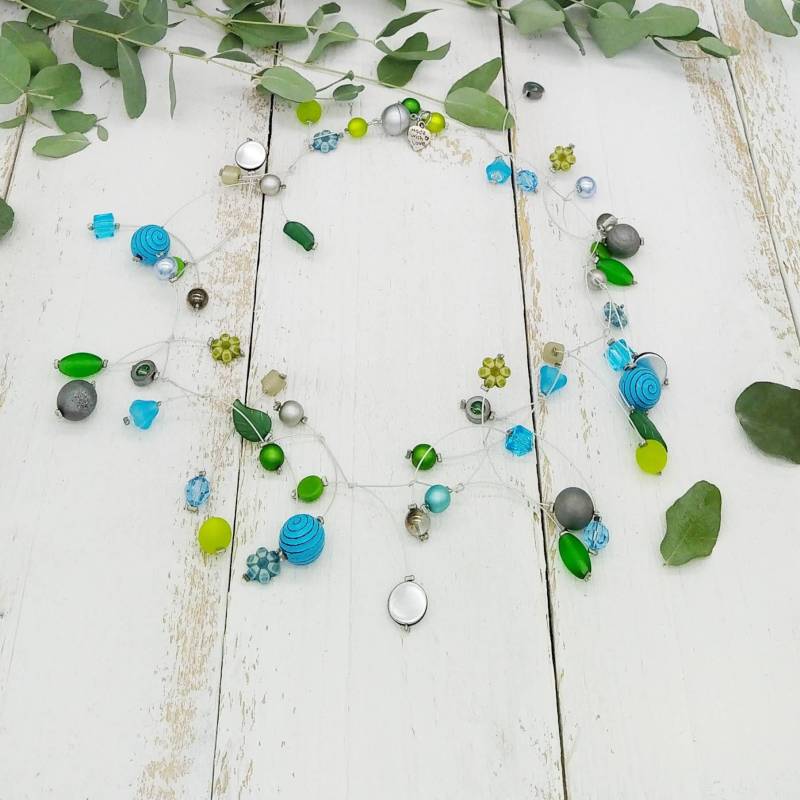 Extravagante Statement Kette Mit Blümchen, Blättern Und Polarisperlen von tickodesign