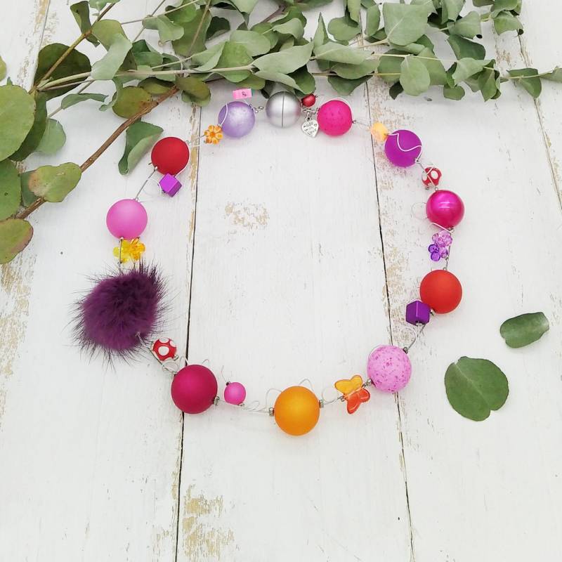 Extravagante Statement Kette Mit Polarisperlen, Puschel Und Blümchen von tickodesign