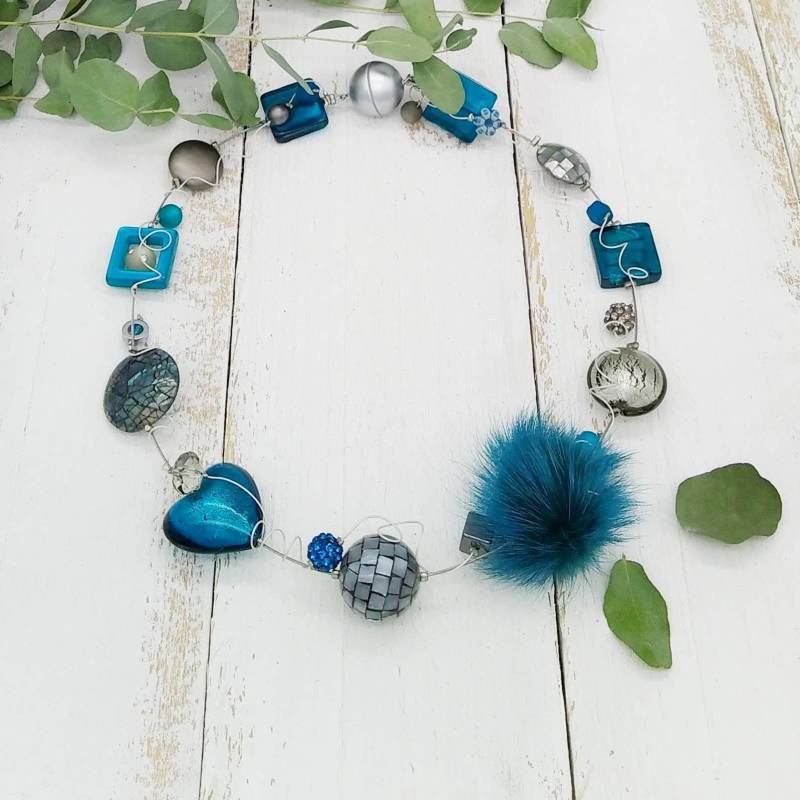 Extravagante Statement Kette Petrol Grau Mit Muranoglas, Puschel Und Perlmuttelementen von tickodesign