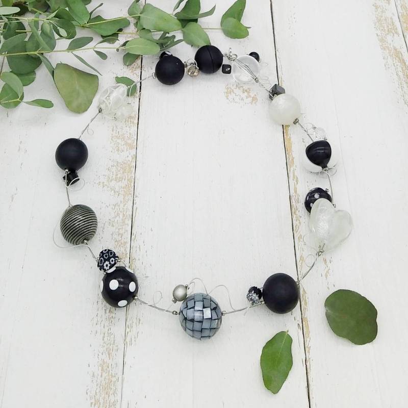 Extravagante Statement Kette in Schwarz Weiß Mit Perlmutt, Glasherz Und Polarisperlen von tickodesign