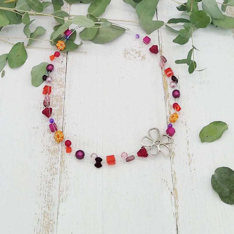 Farbenfrohe Halskette Mit Funkelnden Glaskristallen, Blümchen Und Polaris von tickodesign