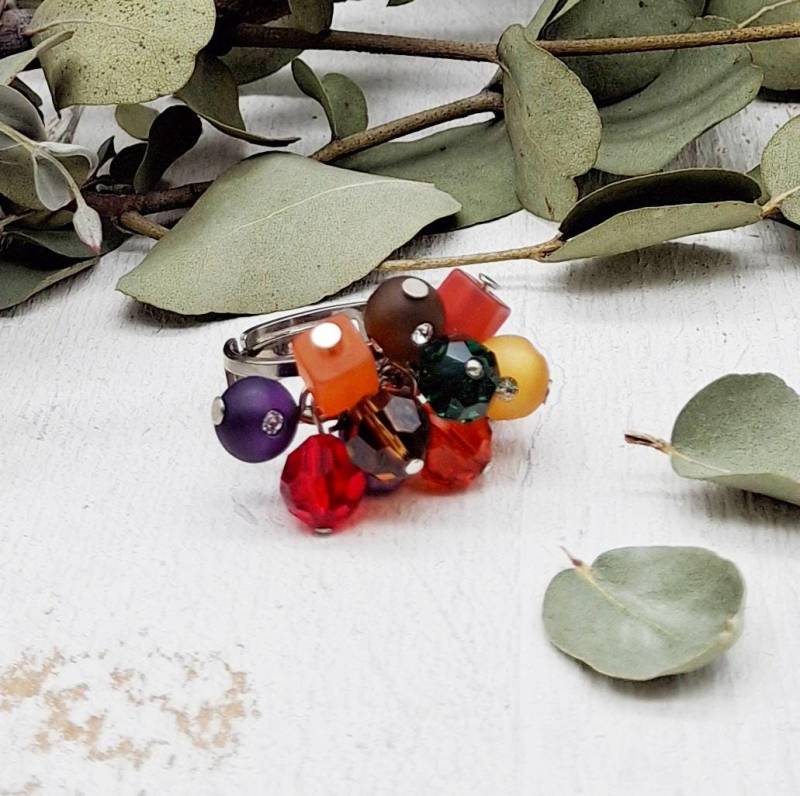 Farbenfroher Statement Ring Mit Polaris Und Funkelnden Glaskristallen von tickodesign