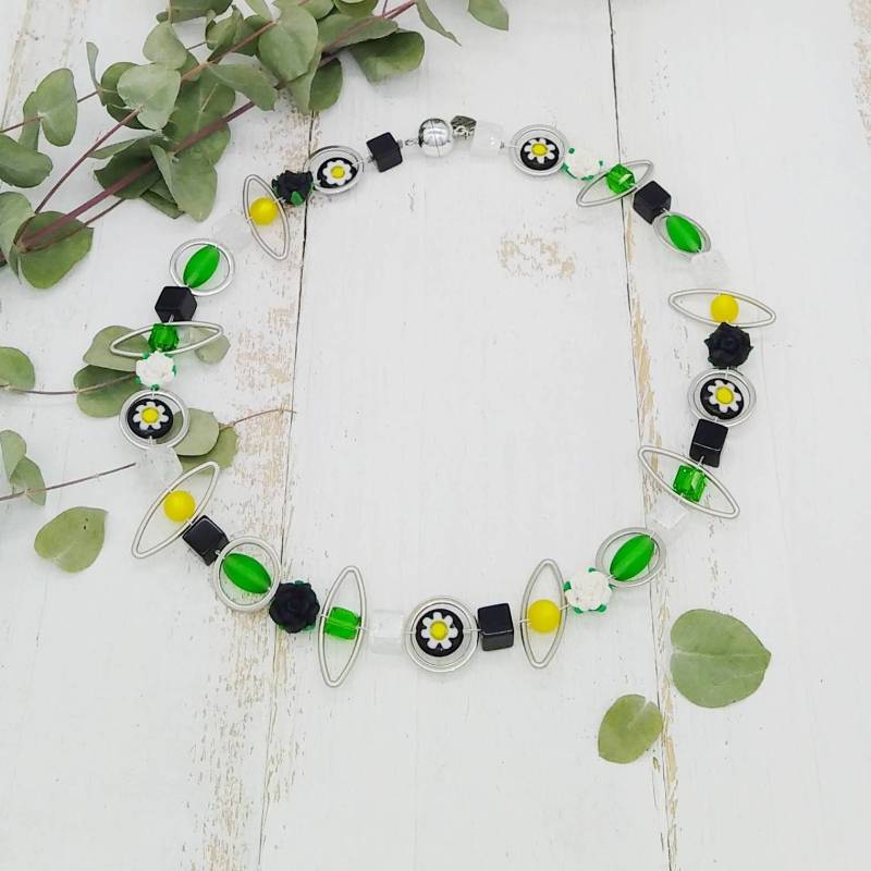 Kette in Kräftigen Farben Mit Rosen Und Polaris von tickodesign
