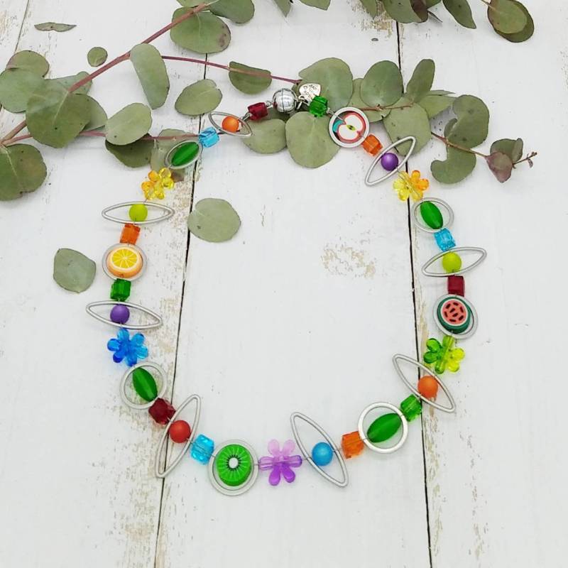 Kette in Regenbogenfarben Mit Polaris Und Früchten von tickodesign