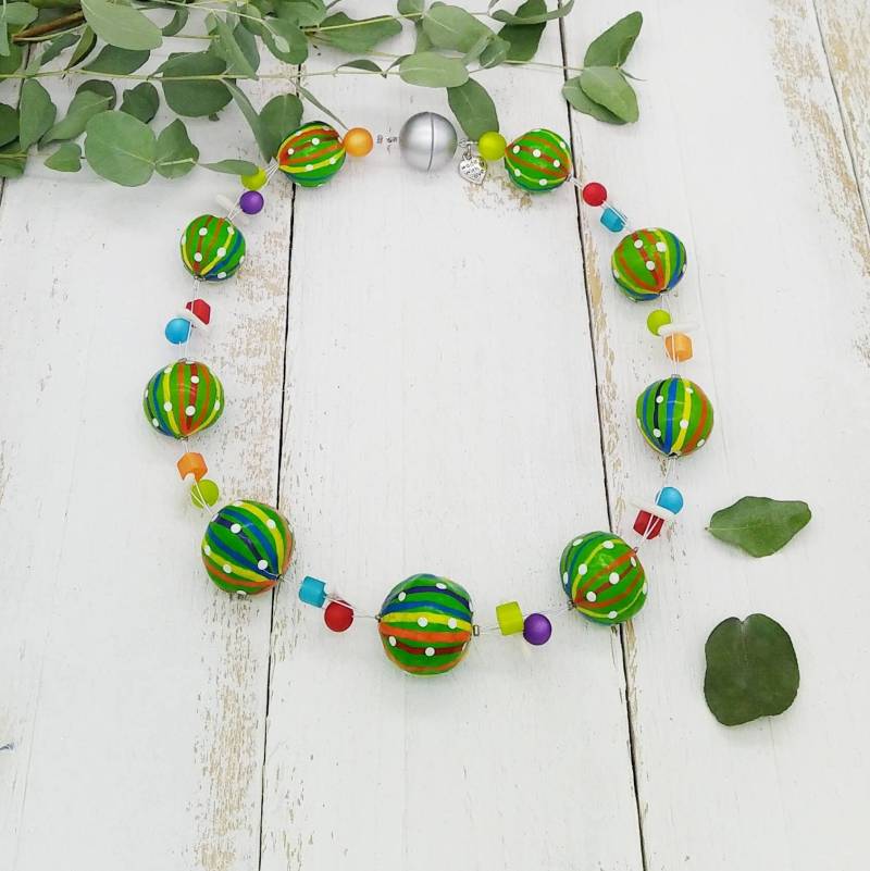 Kunterbunte Statement Kette Mit Großen Pappmachékugeln Und Polaris in Regenbogenfarben von tickodesign