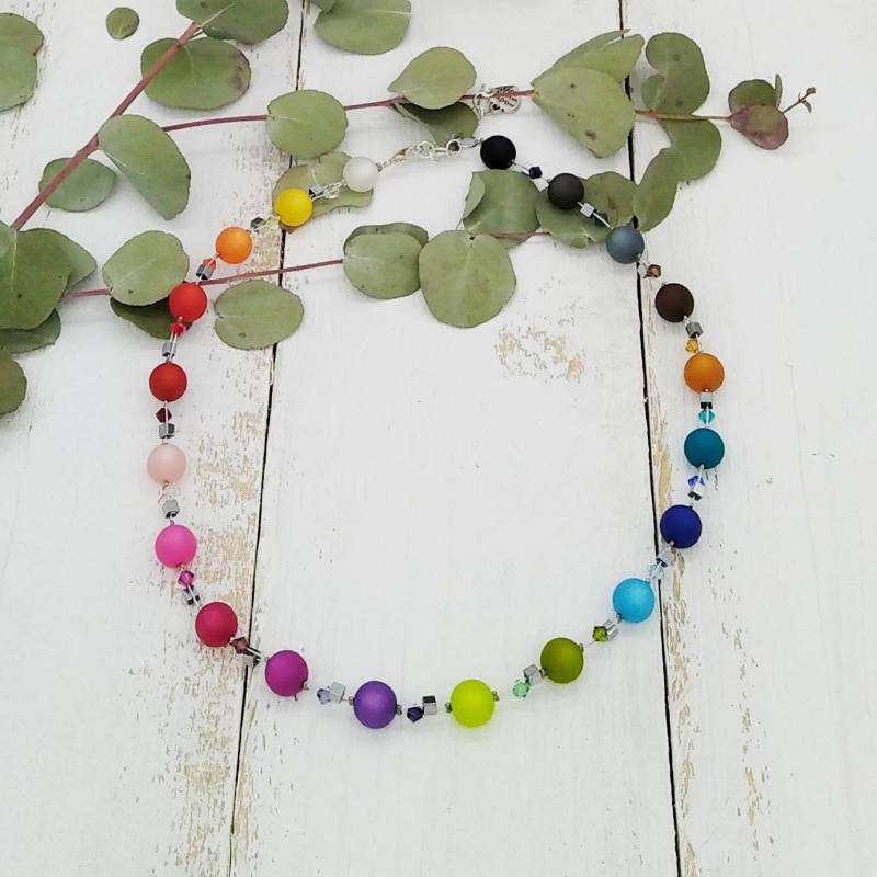 Kurze Kette Regenbogen Mit Polarisperlen Und Funkelnden Glaskristallen von tickodesign