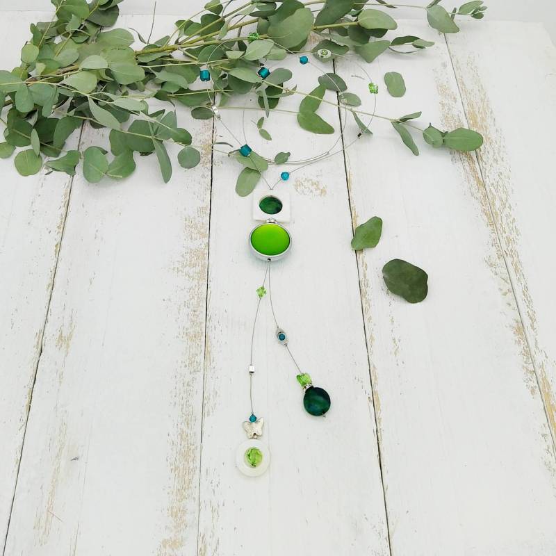 Lange, Sommerliche Kette Mit Perlmutt Und Funkelnden Glaskristallen von tickodesign