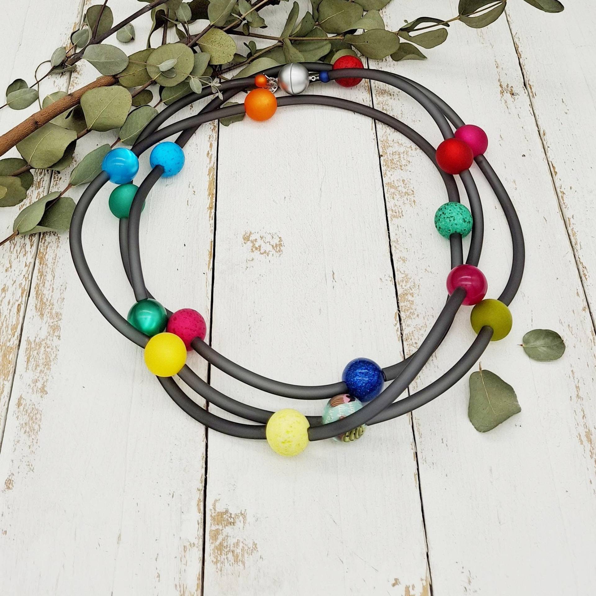 Sehr Lange, Extravagante Kette Mit Großen Polariskugeln Und Kunststoffschläuchen Sehr Lange, Extravagante Kette Mit Großen Polariskugeln Und Kunststoffschläuchen von tickodesign