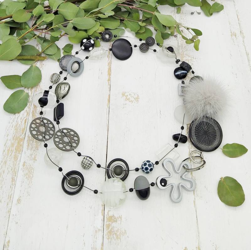 Üppige, Variable Statement Kette in Schwarz Weiß Grau Im Materialmix von tickodesign