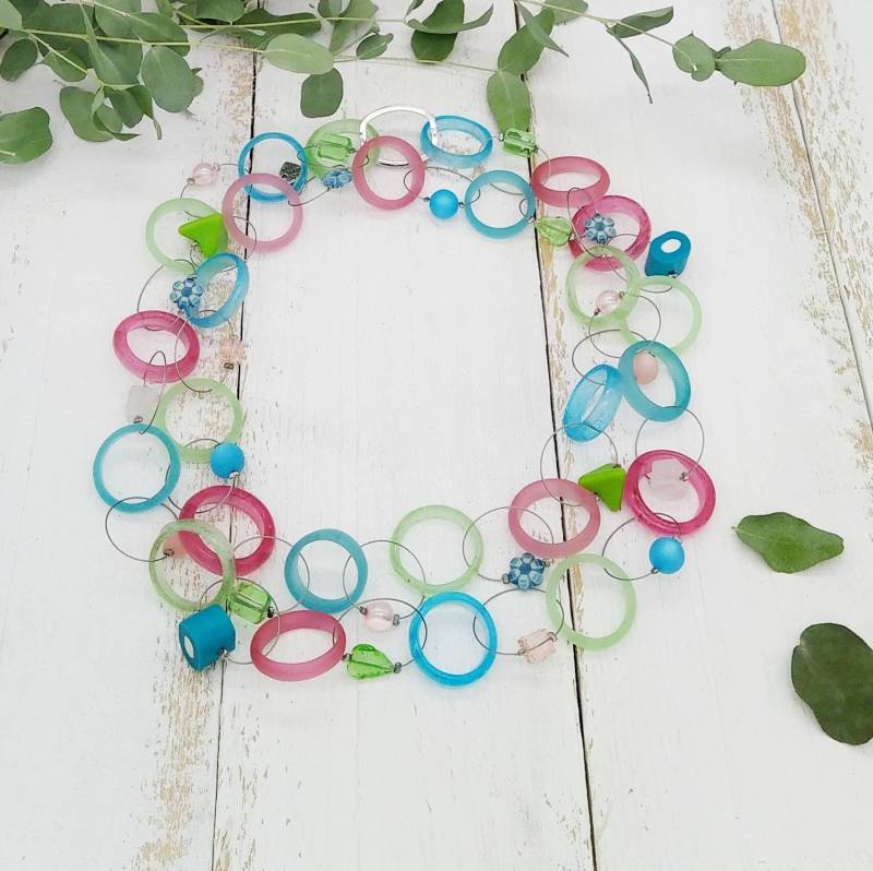 Variable Kette Aus Glas-/ Und Drahtringen in Pastellfarben von tickodesign