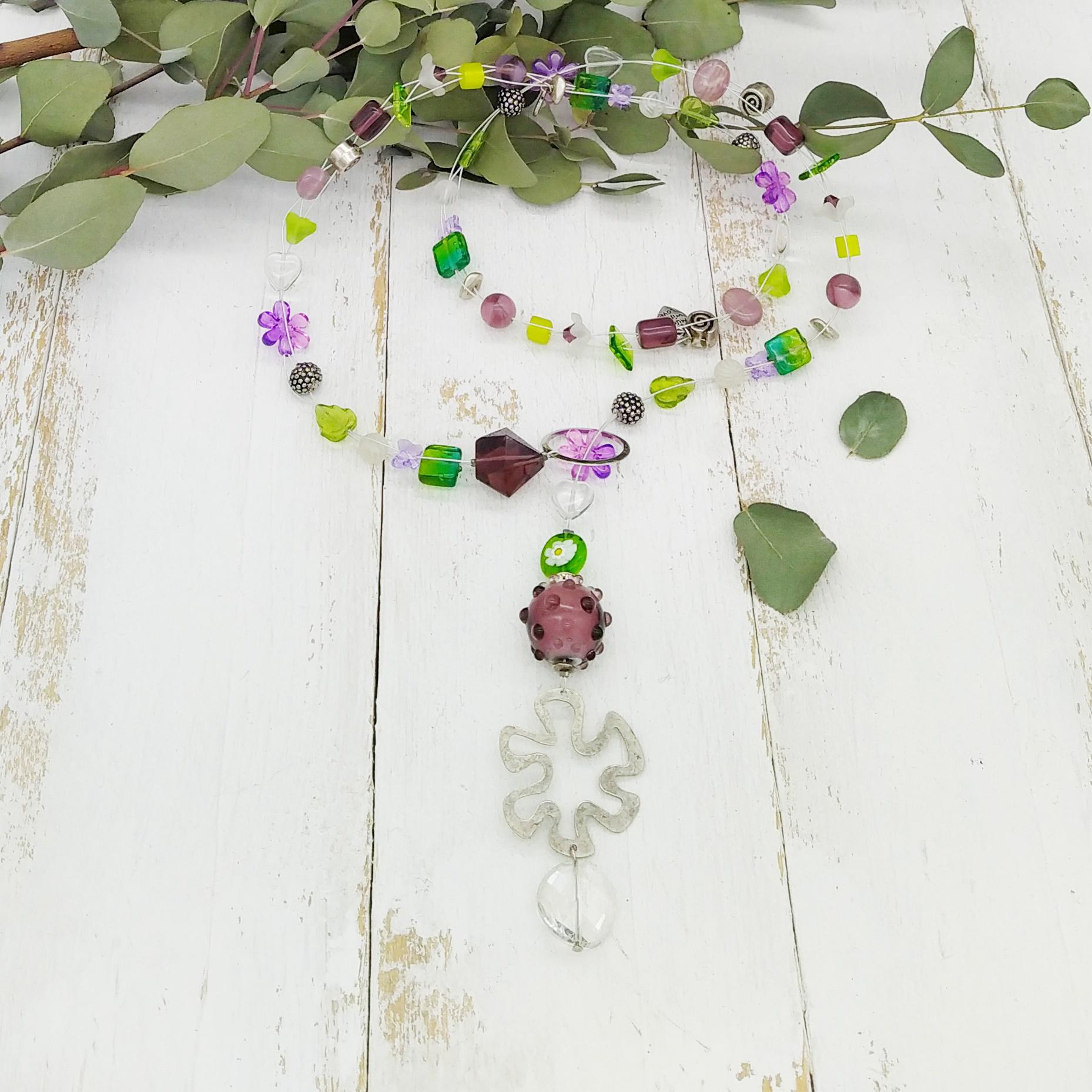 Variable Y-Kette Mit Blumen, Muranoglas Und Blättern Im Materialmix von tickodesign