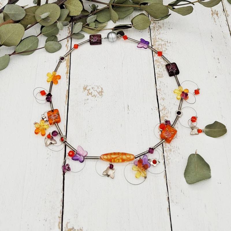 Verspielte Kette Mit Blümchen, Schmetterlingen Und Glasperlen von tickodesign