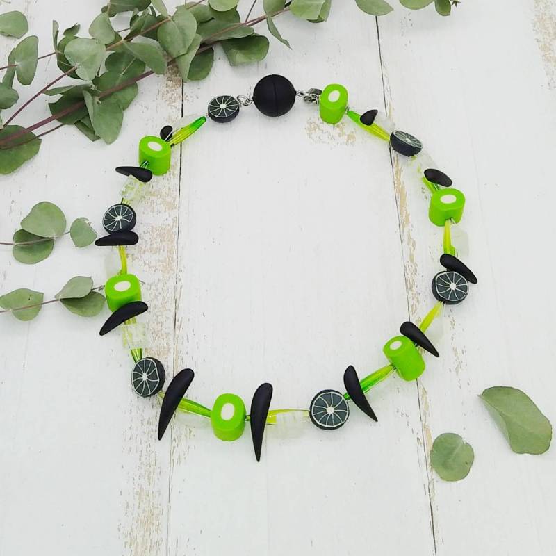 Witzige Statement Kette Mit Fimoperlen Und Kunststoffzähnchen von tickodesign