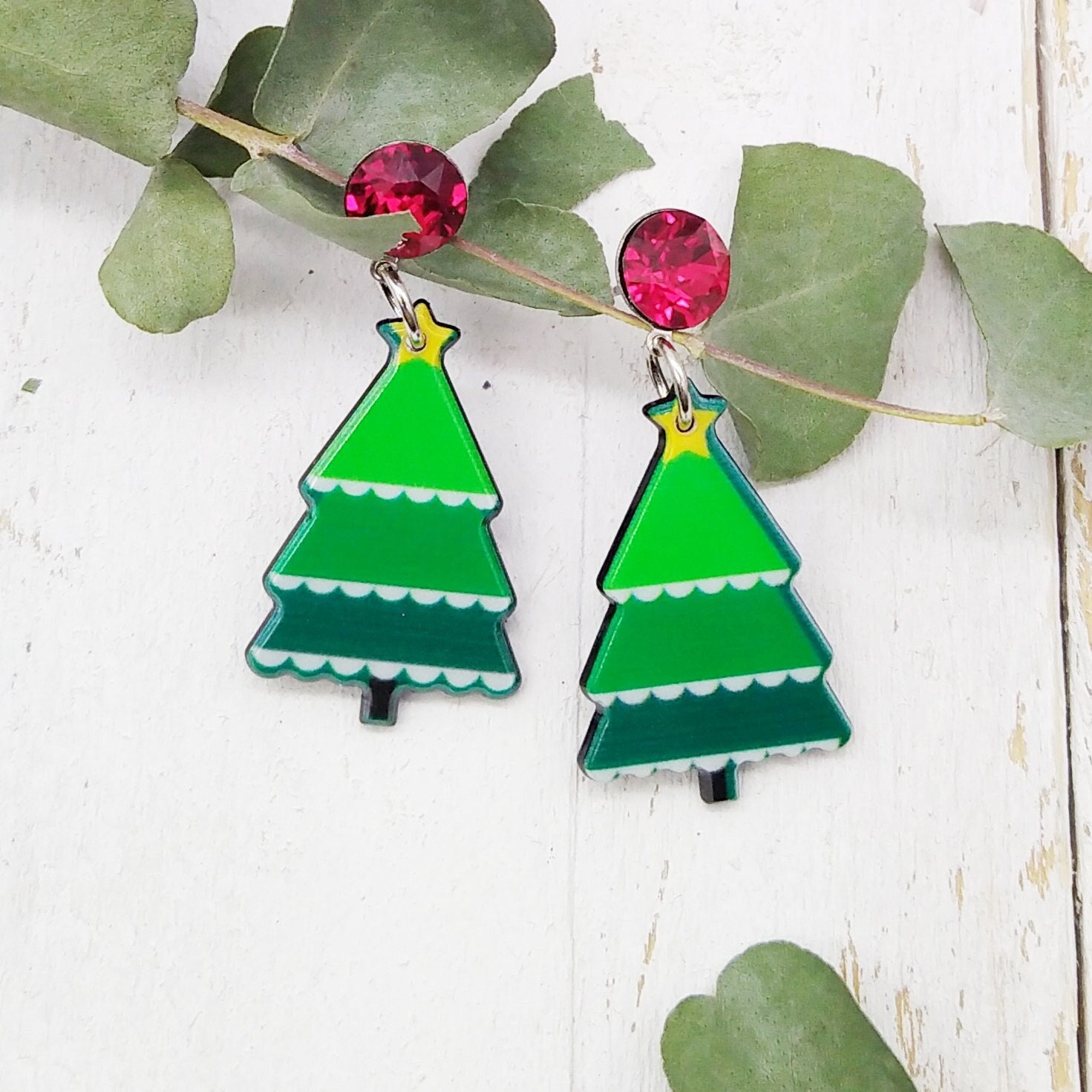 Witzige Weihnachtsohrringe Mit Kleinen Tannenbäumen Und Funkelnden Glaskristallen von tickodesign