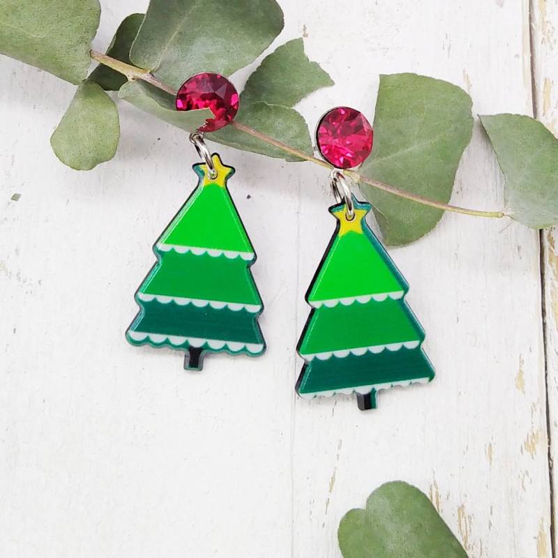 Witzige Weihnachtsohrringe Mit Kleinen Tannenbäumen Und Funkelnden Glaskristallen von tickodesign