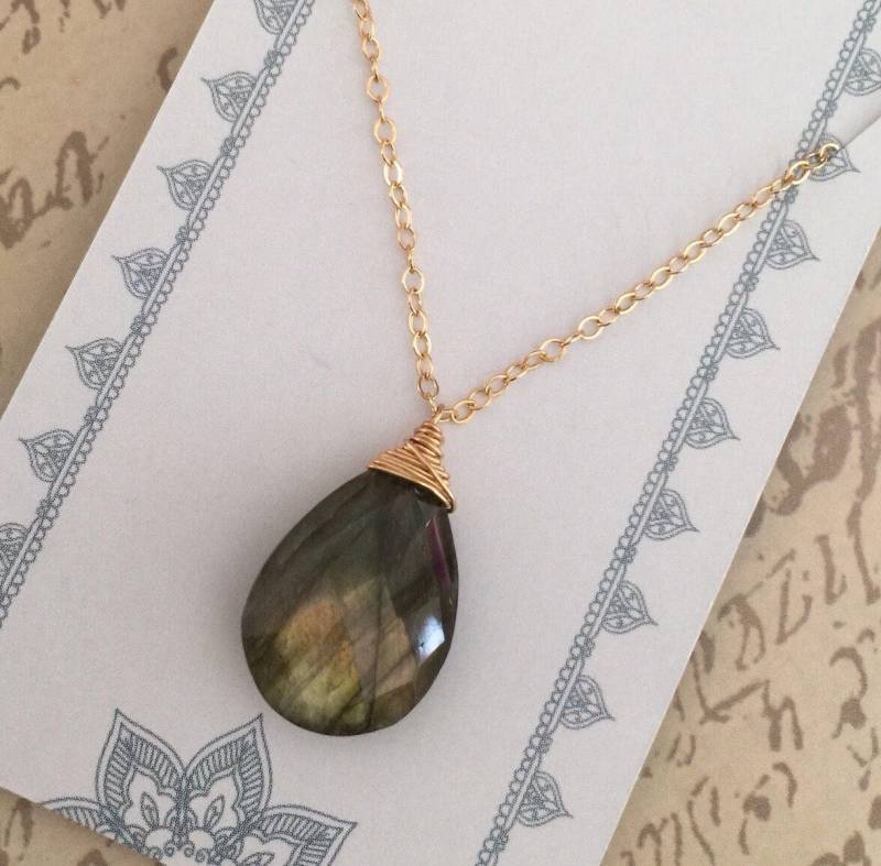 Labradorit Briolette Anhänger An Gold Filled Kette Labradorit Briolette Anhänger An Gold Filled Kette von tidalbeadworks
